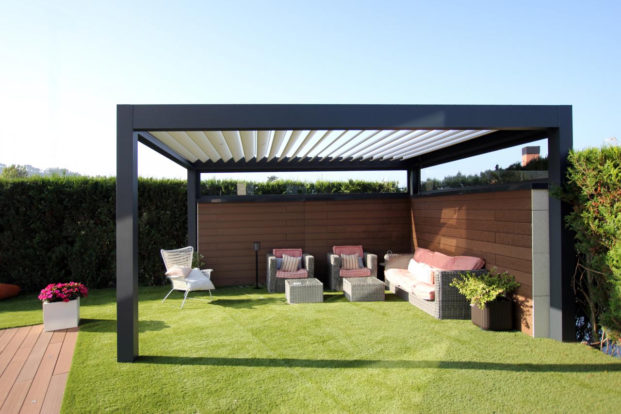 Detalle de una pérgola de lamas orientables instalada por Akrista