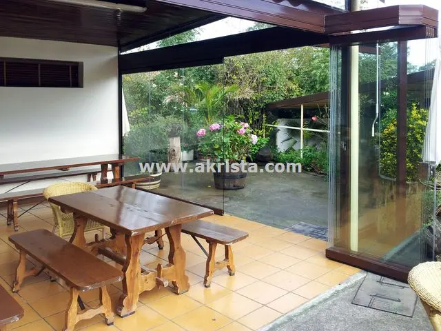 Cortinas de cristal sin guía en el suelo