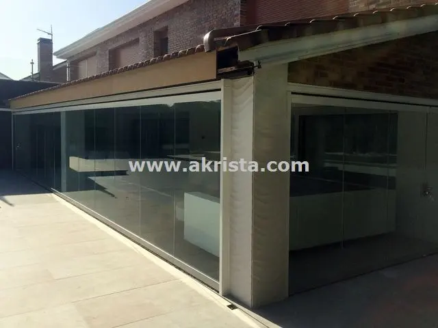 Cortinas de cristal sin guía en el suelo
