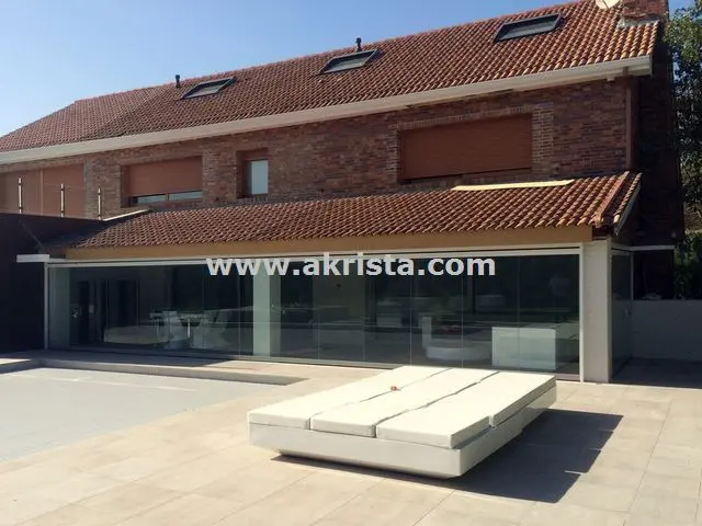 Cortinas de cristal sin guía en el suelo