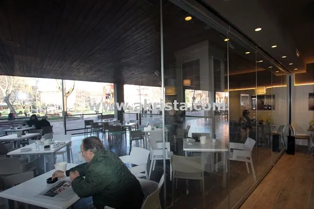 Cortina de cristla sin guia en el suelo para bares y cafeterias