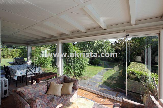 Porches de madera con cortinas de cristal