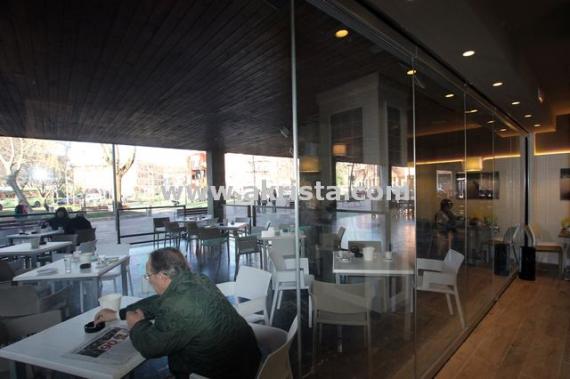 Cortinas de cristal sin guía en el suelo para bares y cafeterías