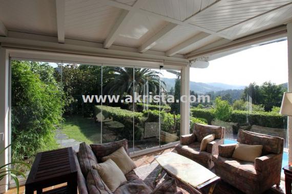 Porches de madera con cortinas de cristal