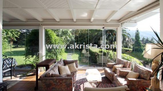 Porches de madera con cortinas de cristal Porches de madera con cortinas de cristal