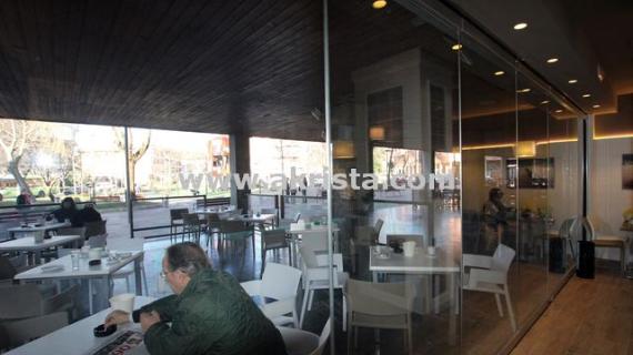 Cortina de cristla sin guia en el suelo para bares y cafeterias Cortina de cristla sin guia en el suelo para bares y cafeterias