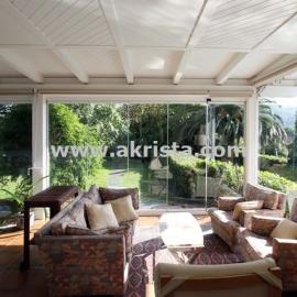 Porches de madera con cortinas de cristal