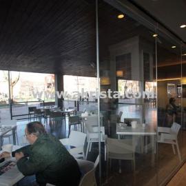 Cortina de cristla sin guia en el suelo para bares y cafeterias Cortina de cristla sin guia en el suelo para bares y cafeterias